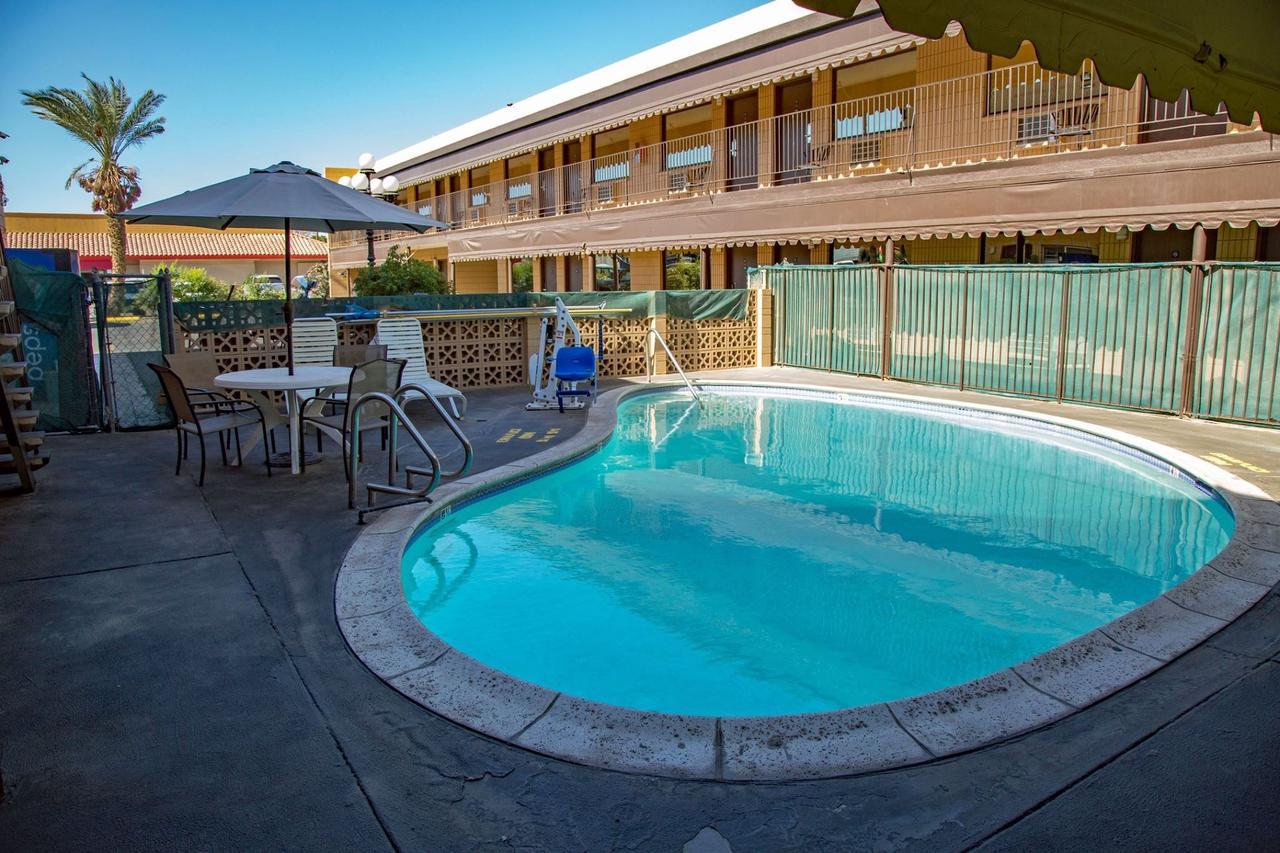 Townhouse Inn And Suites Brawley Exteriör bild