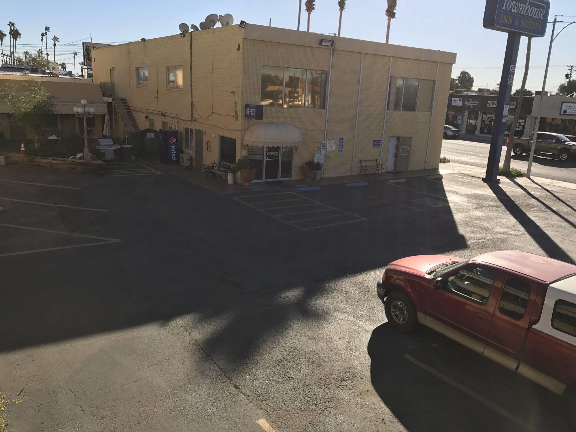Townhouse Inn And Suites Brawley Exteriör bild