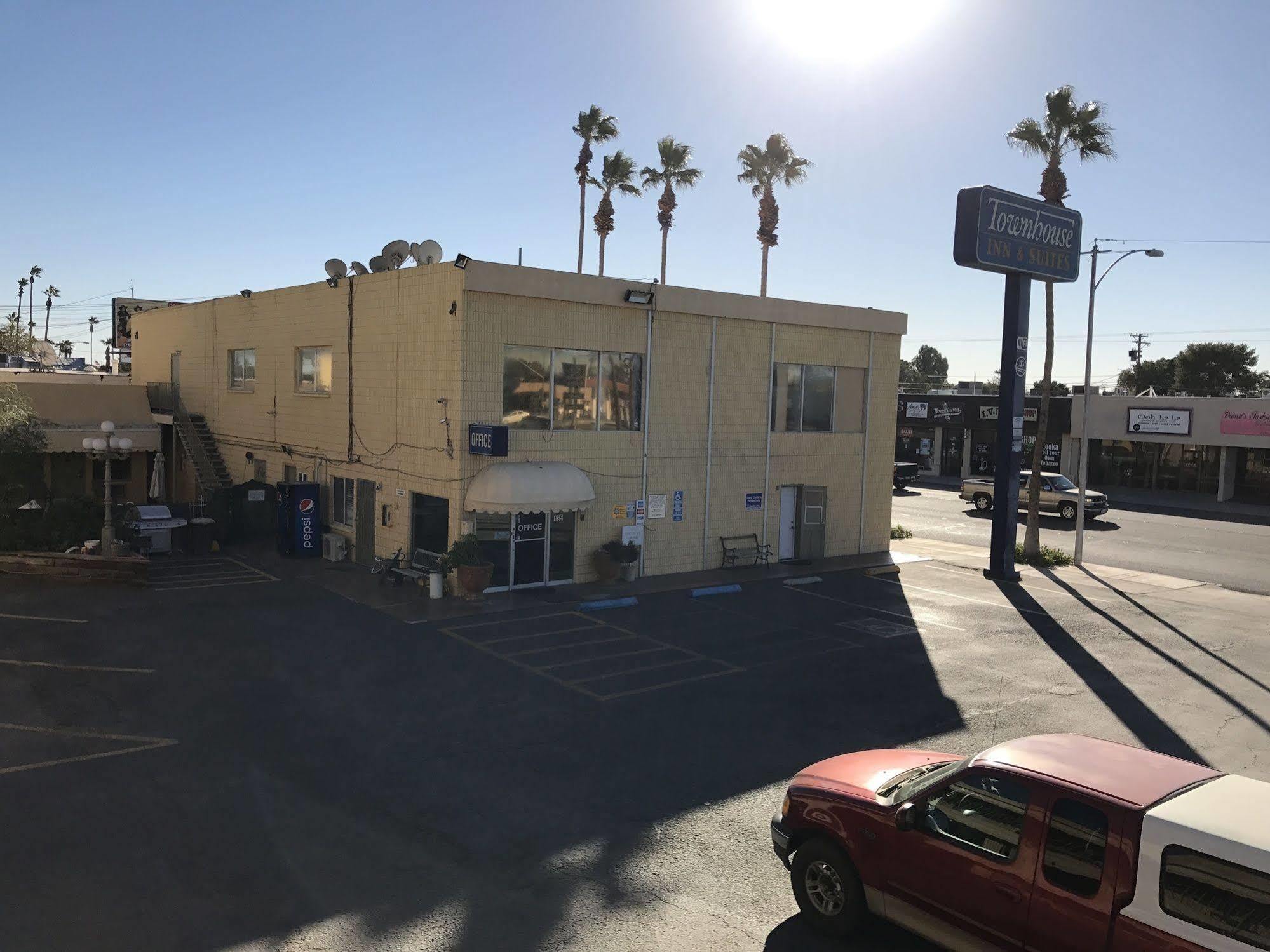 Townhouse Inn And Suites Brawley Exteriör bild