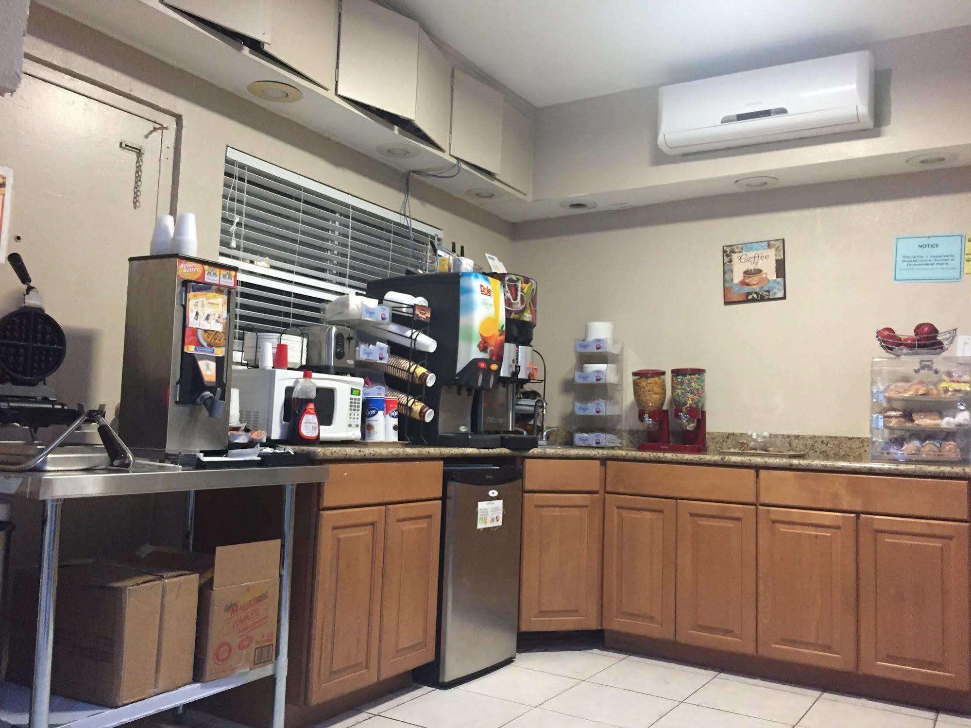 Townhouse Inn And Suites Brawley Exteriör bild