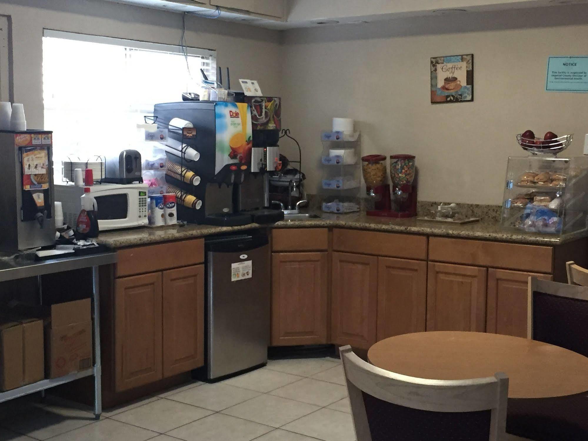 Townhouse Inn And Suites Brawley Exteriör bild